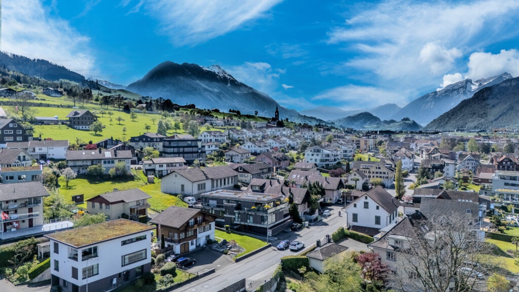 Luftaufnahme der Attikawohnung mit Terrasse in Buochs