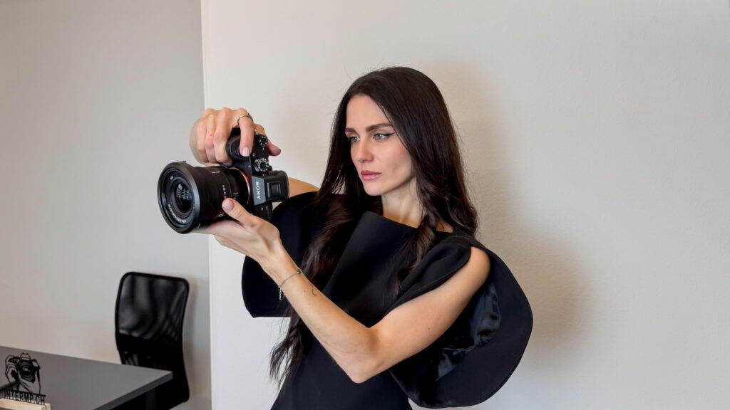 Evgeniia Internicola bei der Content-Erstellung