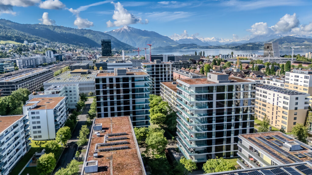 Luftaufnahme der Wohngebäude und ihrer Umgebung im Feldpark in Zug